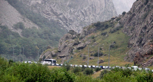 Очередь из машин на Военно-Грузинской дороге. Фото Магомеда Магомедова для "Кавказского узла"