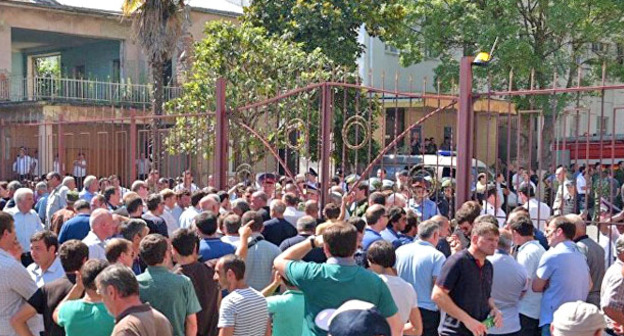 Митинг оппозиции в Сухуме. 5 июля 2016 г. Фото http://sputnik-abkhazia.ru/Abkhazia/20160705/1018972134.html