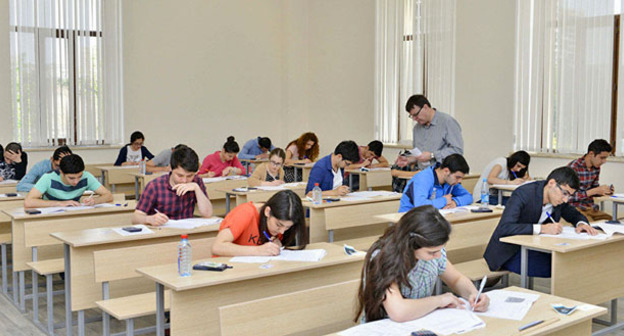 Во время вступительных экзаменов. Азербайджан. Фото http://ru.sputnik.az/news/20150730/401307296.html