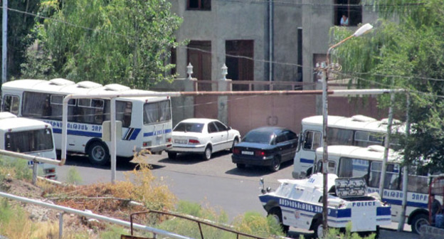 Полиция окружила территорию полка ППС. Ереван, 17 июля 2016 г. Фото Тиграна Петросяна для "Кавказского узла"