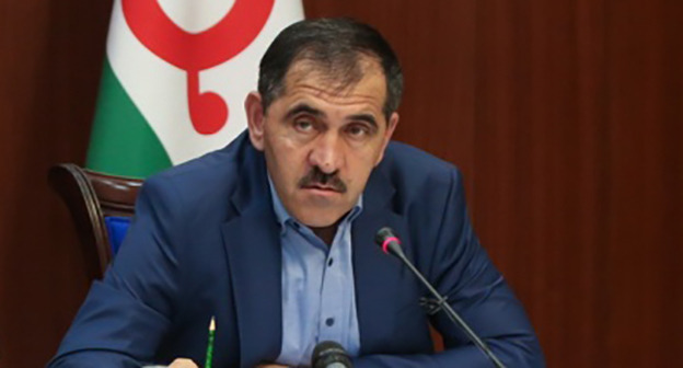 Юнус-Бек Евкуров. Фото: http://www.ingushetia.ru/news/v_magase_segodnya_obsudili_osnovnye_napravleniya_kontseptsii_molodyezhnoy_politiki_respubliki_do_202/ 