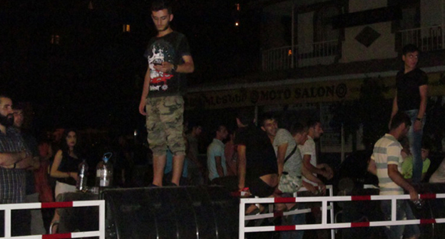 Активист на баррикадах в Ереване. Фото Тиграна Петросяна для "Кавказского узла"