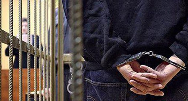 Заключенный в зале суда. Фото: http://novostikratko.ru/rostov/2016/07/22/309386-v-rostove-chlena-zapreschennoj-v-rossii-ig-prigovorili-k-chetyrem-godam.html