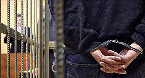 Заключенный в зале суда. Фото: http://novostikratko.ru/rostov/2016/07/22/309386-v-rostove-chlena-zapreschennoj-v-rossii-ig-prigovorili-k-chetyrem-godam.html