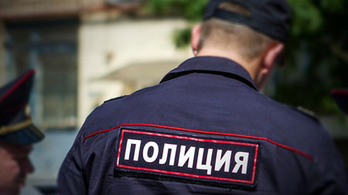 Сортрудник полиции. Фото: http://1tulatv.ru/2016/06/15/52095-tulyak-blagodarit-policeyskih-za-raskrytie-prestupleniya.html