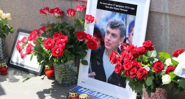 Цветы и портрет на месте убийства Немцова. Фото: RFE/RL