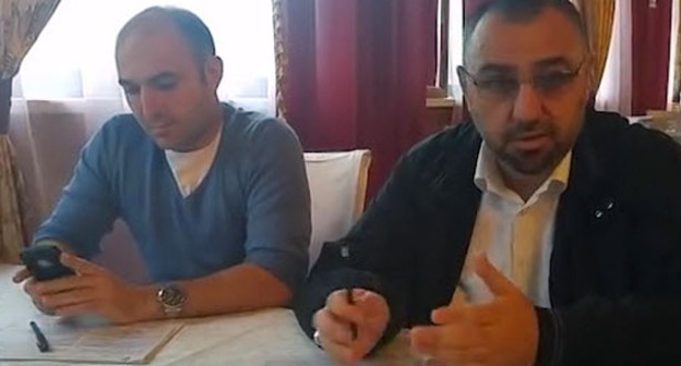 Адвокаты Мурад Велиханов и Асад Джабиров (слева). Кадр из видео пользователя Юрия Атаева https://www.youtube.com/watch?v=YjuLxxqA7ng