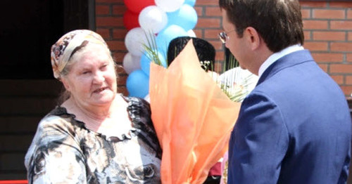 Церемония вручения ключей от новых квартир в четырехэтажном многоквартирном доме в селении Алхан-Юрт Урус-Мартановского района Чечни. 27 июля 2016 г. Башир Виситаев/ИА "Грозный-информ"