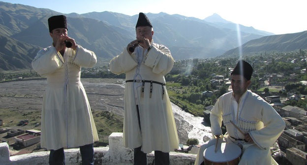 Участники праздника "Шарвили". Ахтынский район, 30 июля 2016 года. Фото: http://akhty.ru/novosti/news_post/v-akhtakh-vstrechayut-gostey-prazdnika-sharvili