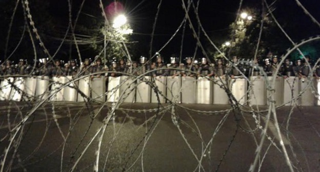 Полицейский кордон на проспекте Баграмяна в Ереване, 30 июля 2016 г. Фото Тиграна Петросяна для "Кавказского узла".