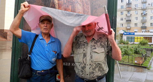 Пикетирование в рамках акций «Стратегия-31» Центробанка в Волгограде 31.07.2016. Фото Татьяны Филимоновой для "Кавказского узла" Пикетирование в рамках акций «Стратегия-31» Центробанка в Волгограде 31.07.2016. Фото Татьяны Филимоновой для "Кавказского узла"