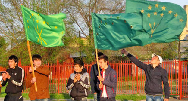 Молодые люди с черкесским флагом в руках. Фото Аси Капаевой для "Кавказского узла"