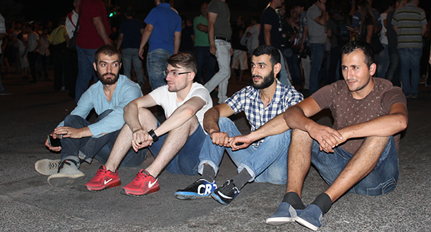 Протестующие на улице Хоренаци. Фото Тиграна Петросяна для "Кавказского узла"