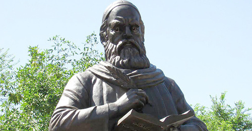 Памятник персидскому поэту и ученому Омару Хайяму в Астрахани. Фото Вячеслава Ященко для "Кавказского узла"