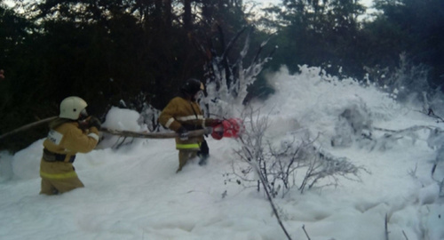 Ликвидация последствий крушения вертолета. Фото: http://krasnodar.bezformata.ru/listnews/vertoleta-mi-2-v-krasnodarskom/49313570/