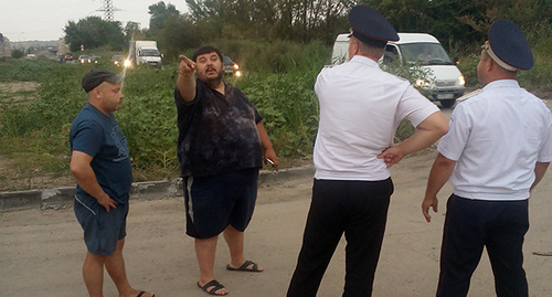 Жильцы дома, через двор которого проезжали грузовики. Фото татьяны Филимоновой для "Кавказского узла"