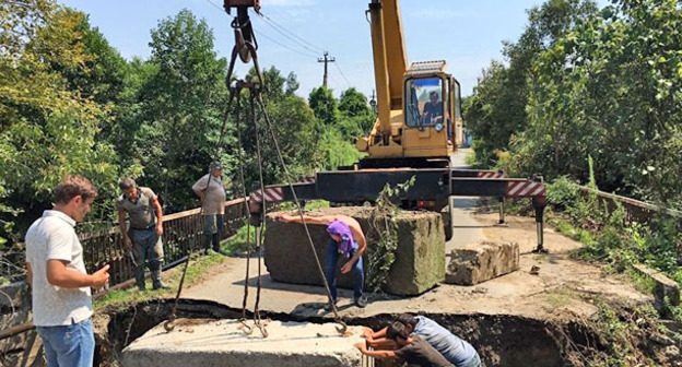 Восстановление моста через реку Ядырта в Нижней Эшере. Август 2016 г. Абхазия. Фото http://sputnik-abkhazia.ru/Abkhazia/20160813/1019322340.html