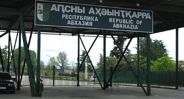 КПП "Псоу" на российско-абхазской границе. Фото: http://yugsn.ru/abkhaziya-stanet-populyarnee-na-20-procentov/