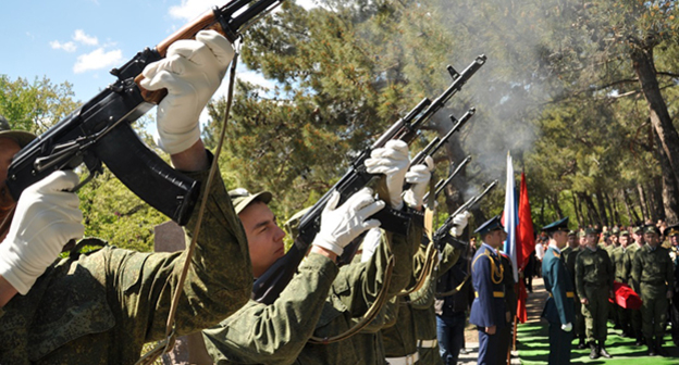 Похороны с воинскими почестями. Фото: http://kbrria.ru/sites/default/files/field/image/zhitel_kbr_predstavlen_k_ordenu_muzhestva_posmertno.jpg