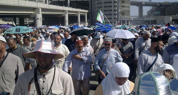 Долина Мина, паломники покидают Джамараты и возвращаются в Мекку. Фото: Anceranana https://ru.wikipedia.org