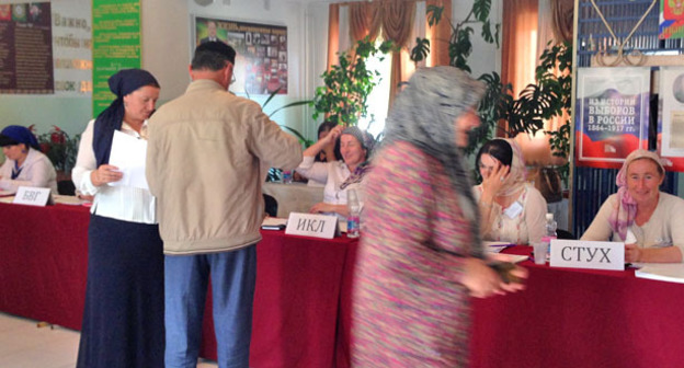 На избирательном участке во время голосования. Фото Магомеда Магомедова для "Кавказского узла"