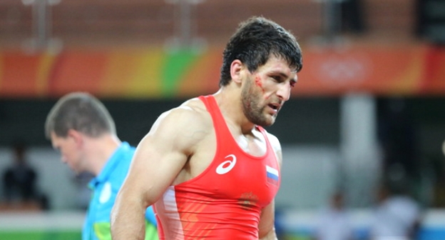 Аниуар Гедуев во время боя в полуфинале Олимпиады. Фото: Григорий Аванян, Федерация спортивной борьбы России, Wrestrus.ru