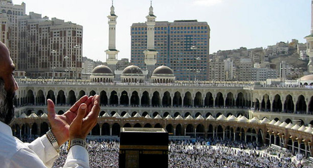 Молящийся у Масджид аль-Харам (мечети, построенной вокруг Каабы). Фото: Ali Mansuri https://ru.wikipedia.org/