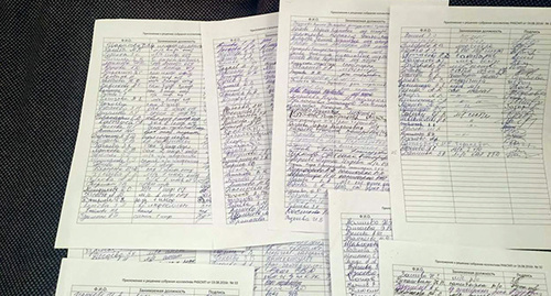 подписи врачей в поддержку уволенного главного врача КБПС Казбека Зураева. Фото Эммы Марзоевой для "Кавказского узла"