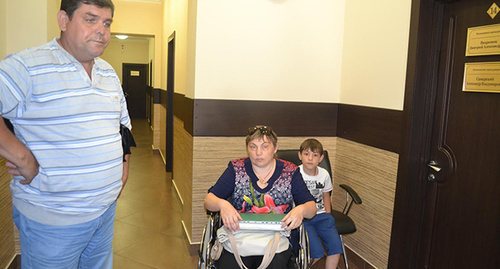 Семья Капустиных в ожидании приема по поводу своего уничтоженного олимпиадой жилища. Фото Светланы Кравченко для "Кавказского узла"