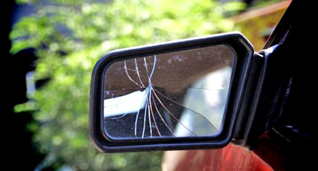 Разбитое зеркало на автомобиле. Фото: Валентина Мищенко / Югополис