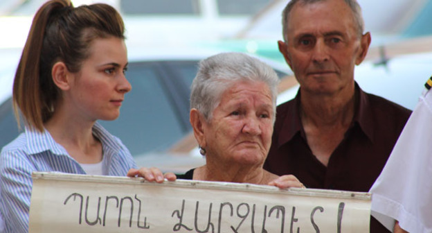 Акция протеста у правительственного здания в Ереване. 25 августа 2016 г. Фото Тиграна Петросяна для "Кавказского узла"