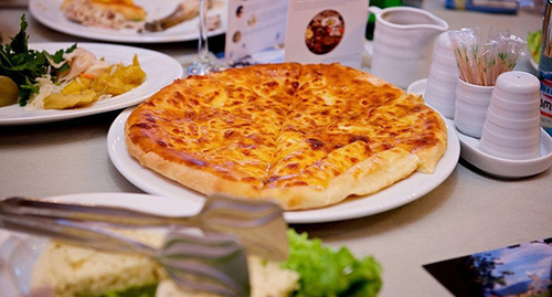 Стол с блюдами национальной кухни в ресторане. Фото: © Sputnik/ Alexander Imedashvili
 http://sputnik-georgia.ru/incidents/20160830/233104798/Restoran-v-Gruzii-gde-otravilis-bolee-180-chelovek-vremenno-zakryt.html