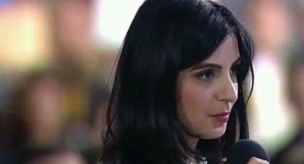 Диана Хачатрян на пресс-конференции Путина. Фото: стоп-кадр видео "Пресс-конференция Путина. Вопрос Дианы Хачатрян" http://www.novayagazeta.ru/tv/topics/61537.html