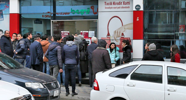 Очередь в банк. Баку. Фото Азиза Каримова для "Кавказского узла"