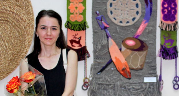 Художница  Марин Исмаил и ее работа  «Музыка в полночь», гобелен. Выставка художников "Осень 2016 года". 31 августа 2016 г. Фото Людмилы Маратовой для "Кавказского узла"