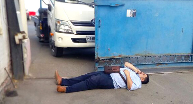 Михаил Абрамян заблокировал ворота штрафстоянки. Фото Анны Грицевич для "Кавказского узла"