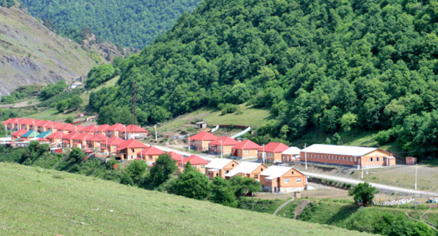 Селение Ольгетти Джейрахского района Ингушетии. Справа - здание средней школы. Фото Татьяны Гантимуровой для "Кавказского узла"