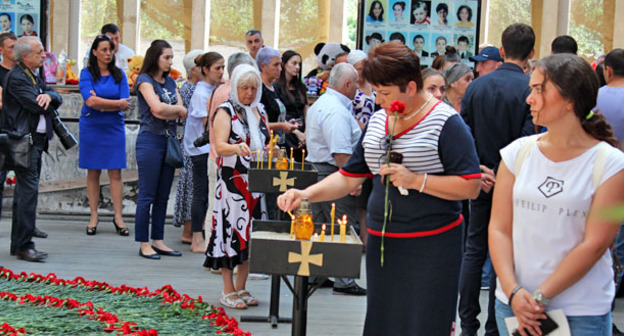 Траурные мероприятия, посвященные 12-й годовщине теракта в школе № 1. Беслан, 3 сентября 2016 г. Фото Эммы Марзоевой для "Кавказского узла"