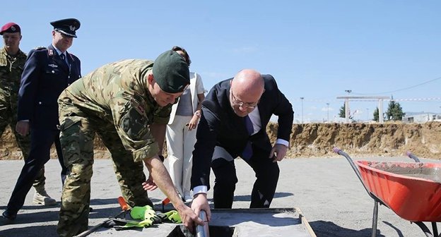 Капсулу в основание здания в среду заложил министр обороны Грузии Леван Изория. Фото: http://mod.gov.ge