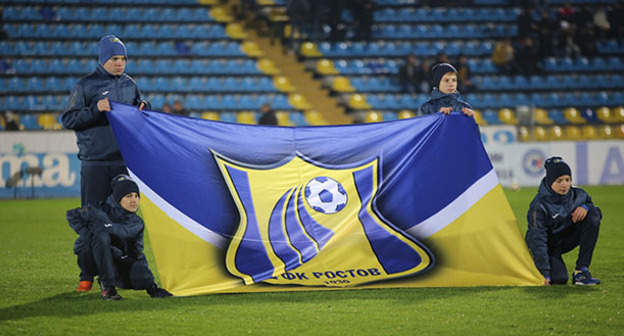 Флаг футбольного клуба "Ростов". Фото www.fc-rostov.ru