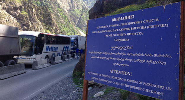 Информационный щит на КПП "Верхний Ларс". Фото Ахмеда Альдебирова для "Кавказского узла"