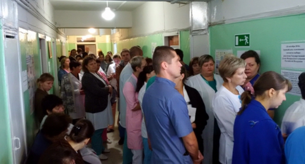 Более 40 избирателей стоят у закрытого участка №455 в Волгограде. Члены избиркома захлопывают дверь перед избирателями, когда те пытаются войти. Фото Григория Шведова для "Кавказского узла".