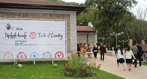  Фестиваль прошел в ресторанном комплексе "Исааки Ахпюр" (Родник Исаака) в городе Шуши Фото Алвард Григорян для "Кавказского узла"