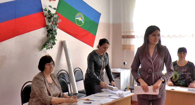 Кандидат в депутаты Госдумы РФ от партии "Коммунисты России" Алина Чикатуева (справа) на одном из избирательных участков. КЧР, 18 сентября 2016 г. Фото Аси Капаевой для "Кавказского узла"