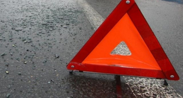 Аварийный знак на дороге. Фото: http://www.dag.aif.ru/incidents/dva_cheloveka_pogibli_i_odin_postradal_v_rezultate_dtp_v_dagestane