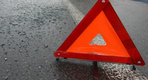 Аварийный знак на дороге. Фото: http://www.dag.aif.ru/incidents/dva_cheloveka_pogibli_i_odin_postradal_v_rezultate_dtp_v_dagestane