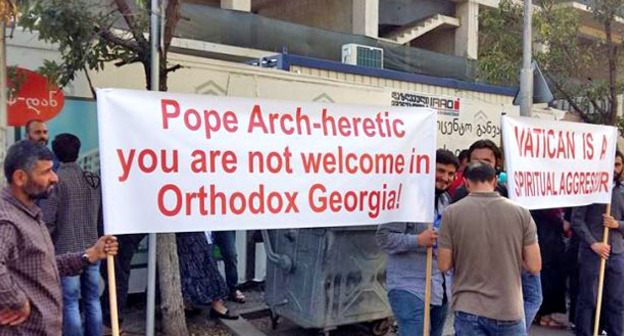 Члены грузинской общественной организации "Союз православных родителей" провели у здания посольства Ватикана в Тбилиси акцию протеста. 21 сентября 2016 г. Фото http://newstbilisi.info/61510-v-tbilisi-ustroili-moleben-protiv-vizita-papy-rimskogo.html