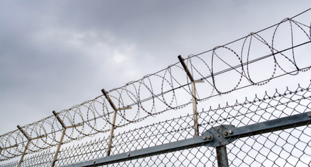 Тюремное ограждение. Фото:  Thinkstock/Fotobank.ru