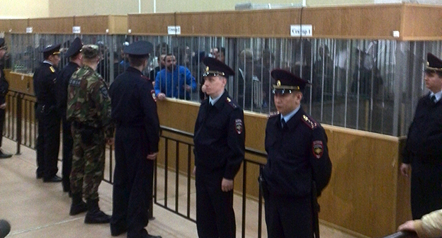 Полицейское ограждение в зале суда по делу о нападении на Нальчик. Фото: http://memohrc.org/news/vynesen-prigovor-po-delu-o-vooruzhennom-napadenii-na-nalchik