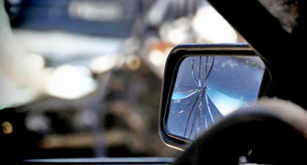 Треснувшее боковое зеркало на автомобиле. Фото: Валентина Мищенко / Югополис